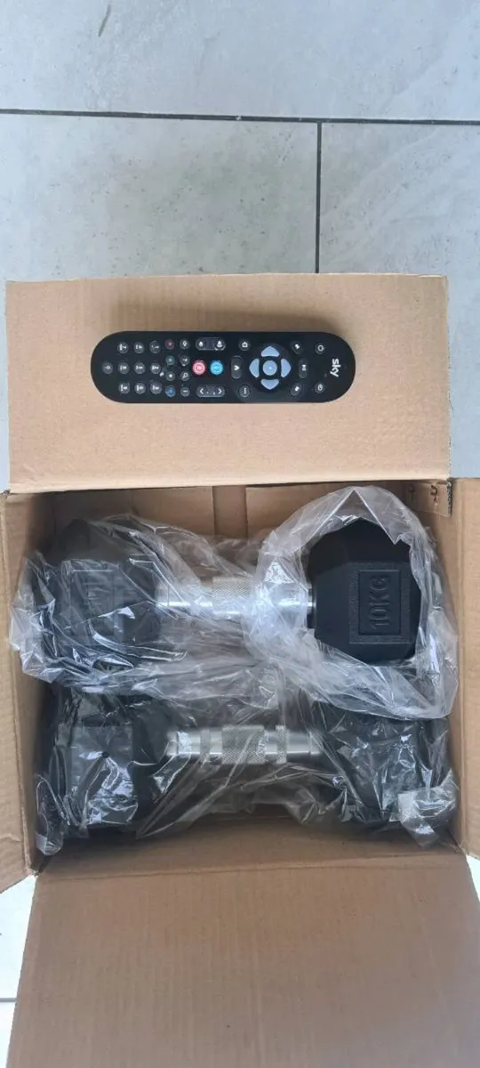 Brand new 2x10 kilo hex dumbbells - Image 1