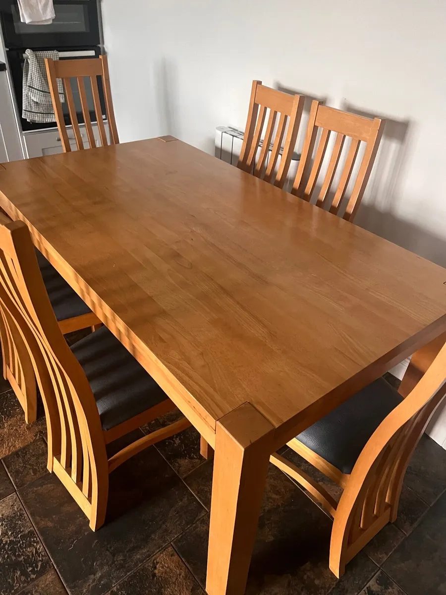 Solid Oak Kitchen table & 6 chairs - Image 1