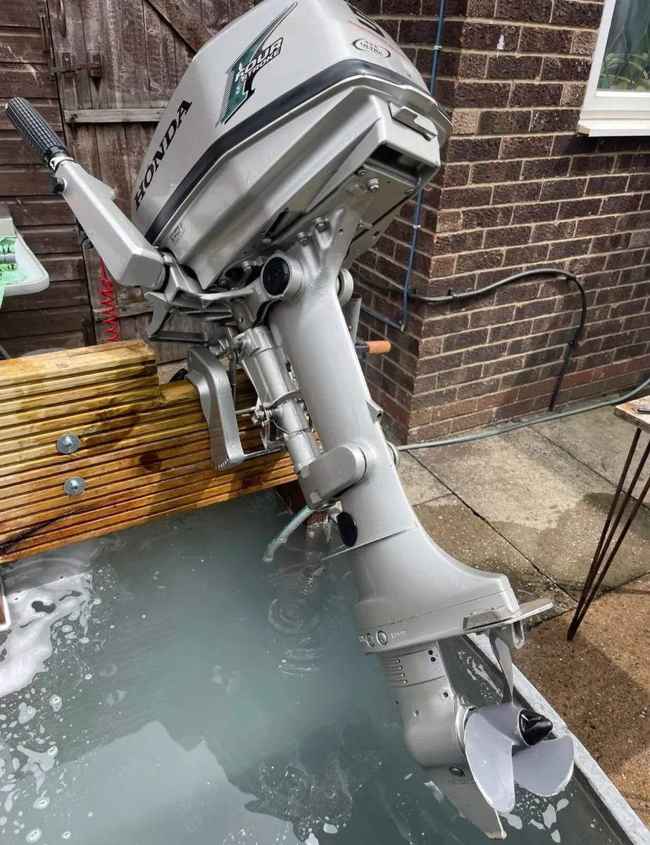 Honda 5hp outboard - Image 4