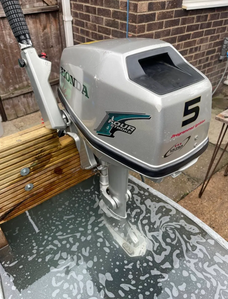 Honda 5hp outboard - Image 1