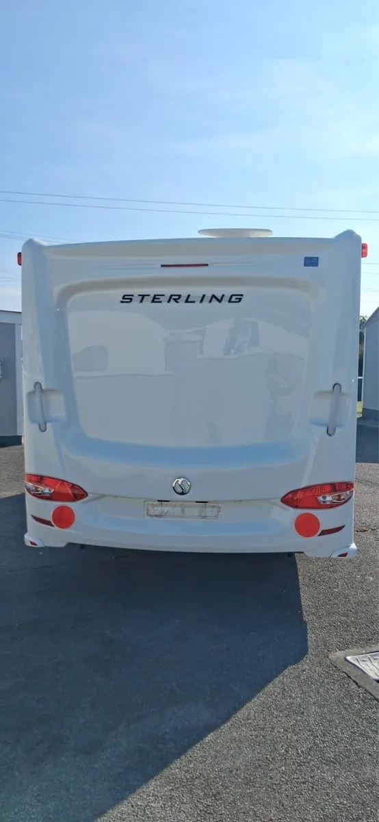BEAUTIFUL 4 BERTH STERLING MOONSTONE CARAVAN. - Image 4
