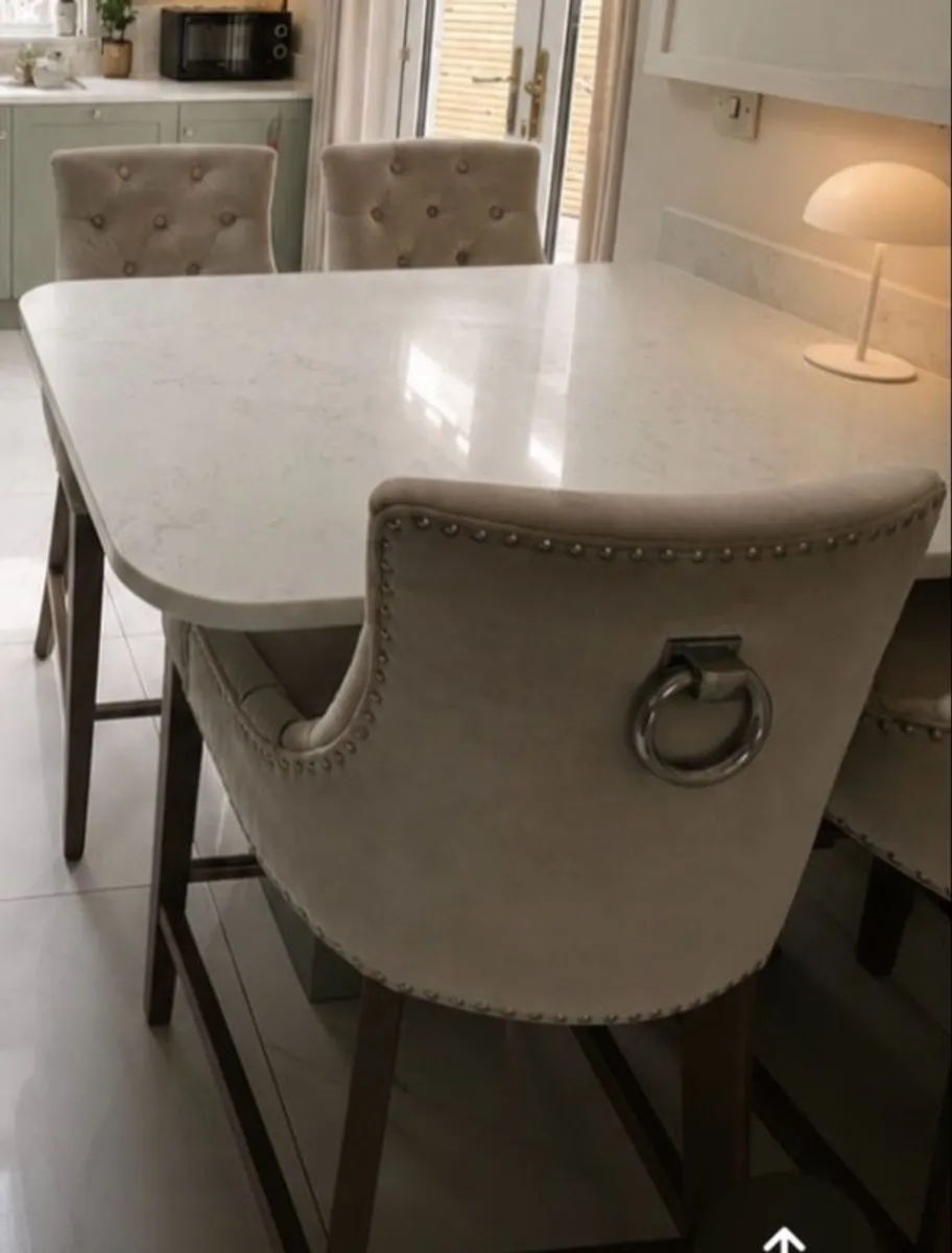 Quartz breakfast bar and 4 high chairs - Image 1