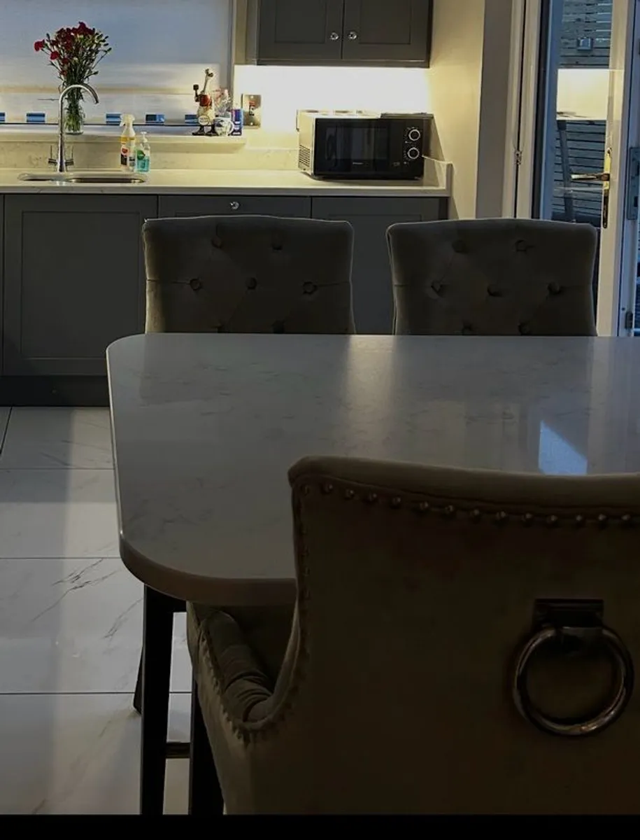 Quartz breakfast bar and 4 high chairs - Image 2