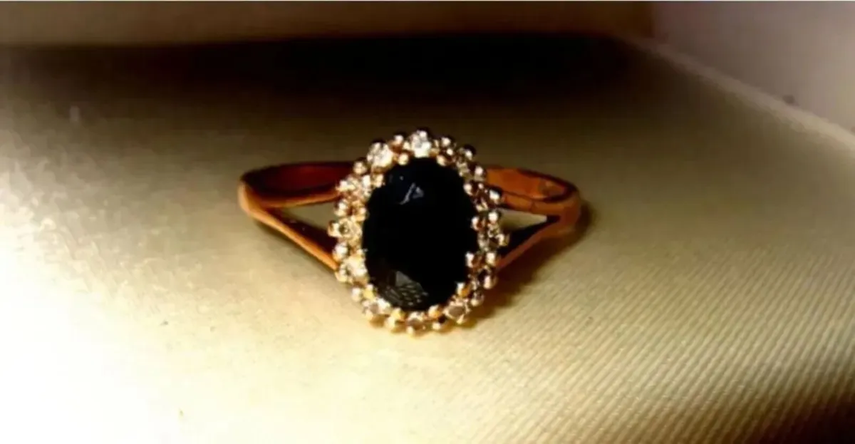 Vintage 9ct Gold Sapphire and Diamond Ring - Image 3