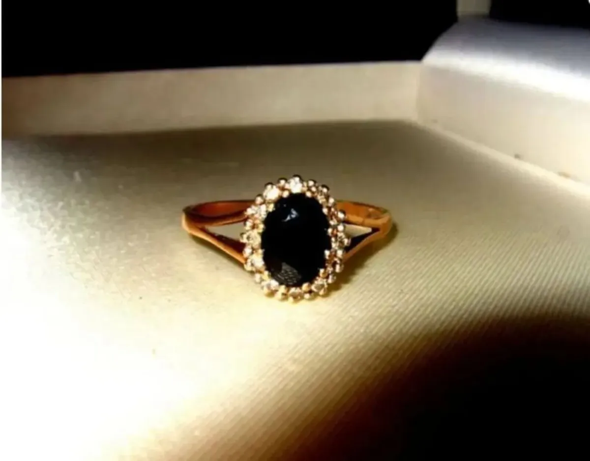 Vintage 9ct Gold Sapphire and Diamond Ring - Image 4