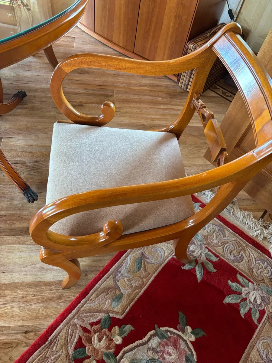 Dining table and 6 chairs - Image 2