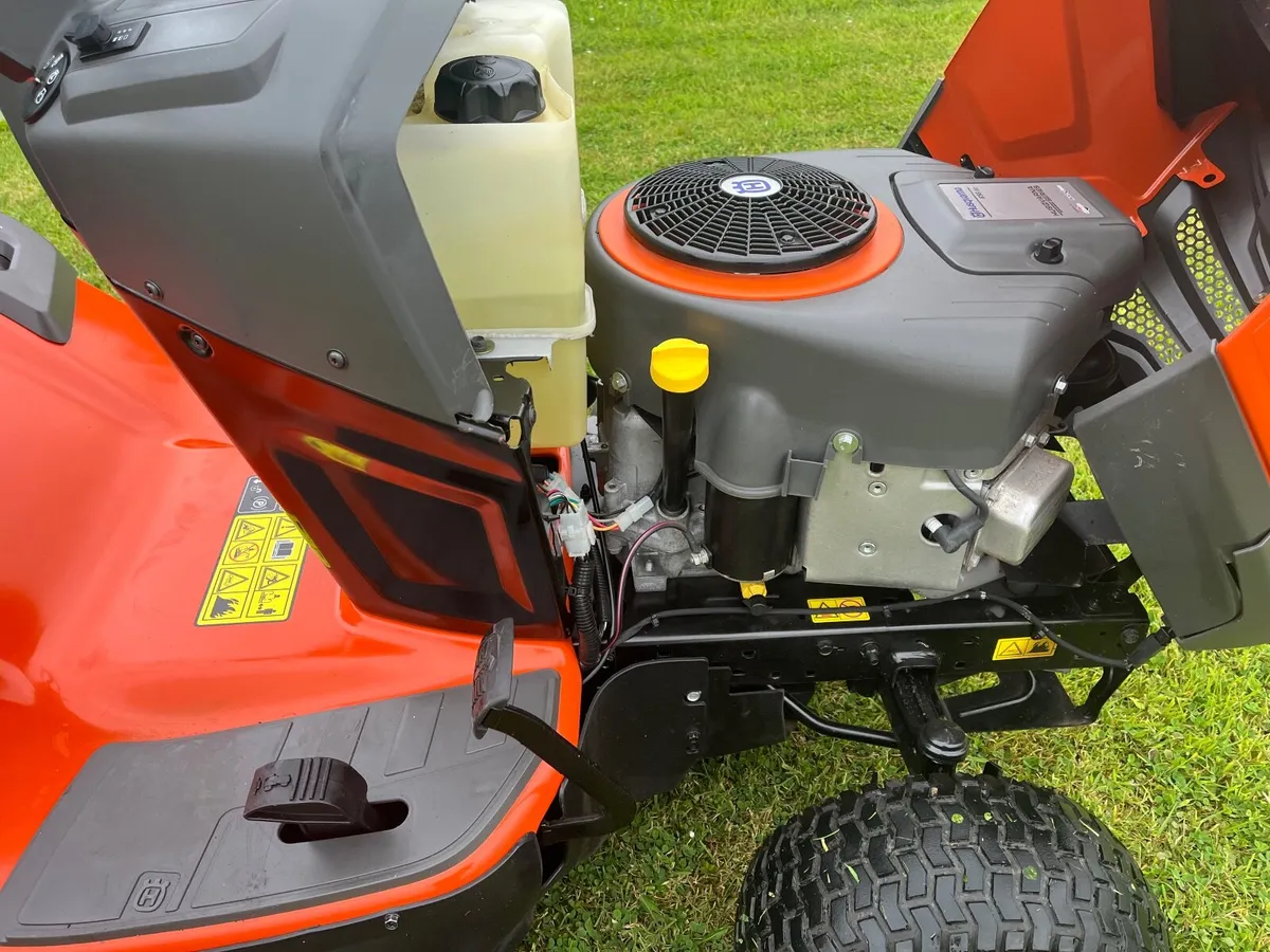 Husqvarna 22hp 42inch cut ride on lawnmower - Image 2