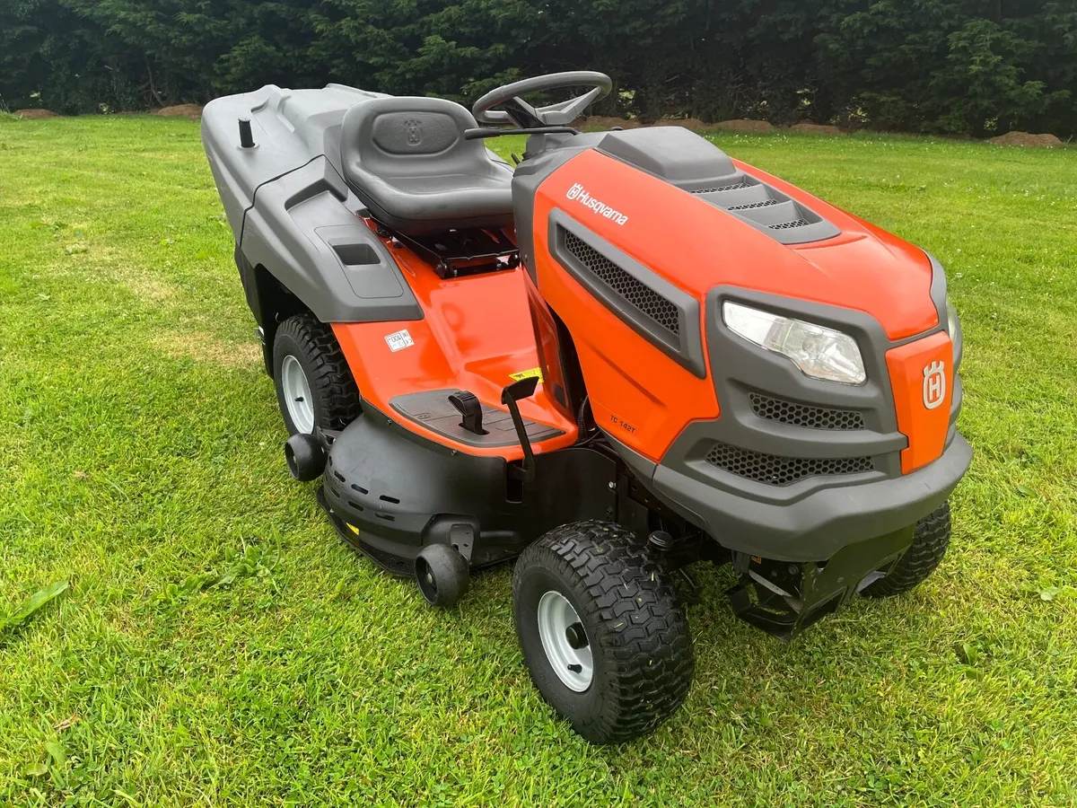 Husqvarna 22hp 42inch cut ride on lawnmower - Image 1