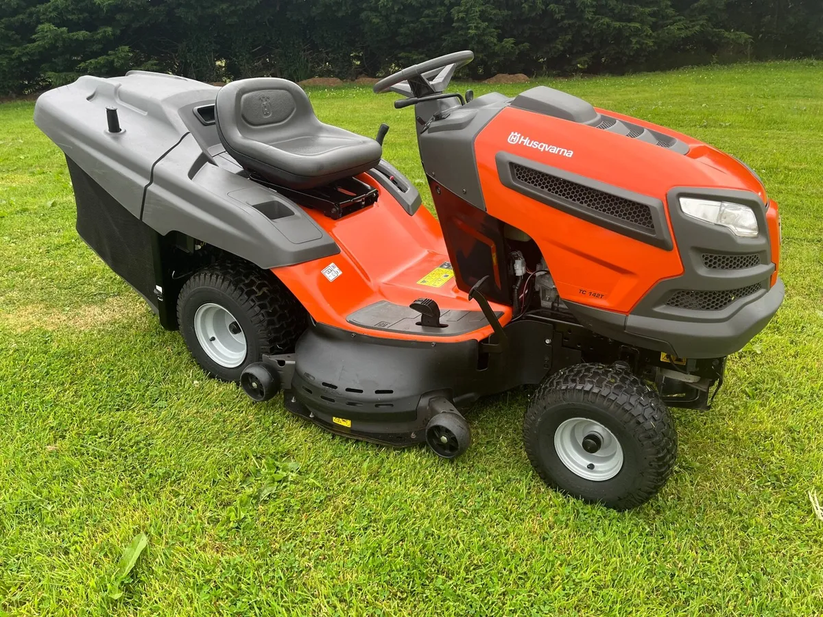 Husqvarna 22hp 42inch cut ride on lawnmower - Image 3