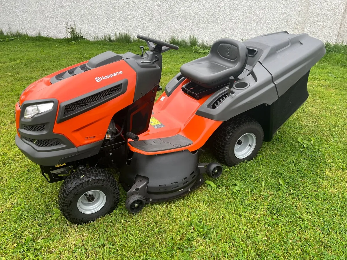 Husqvarna 22hp 42inch cut ride on lawnmower - Image 4