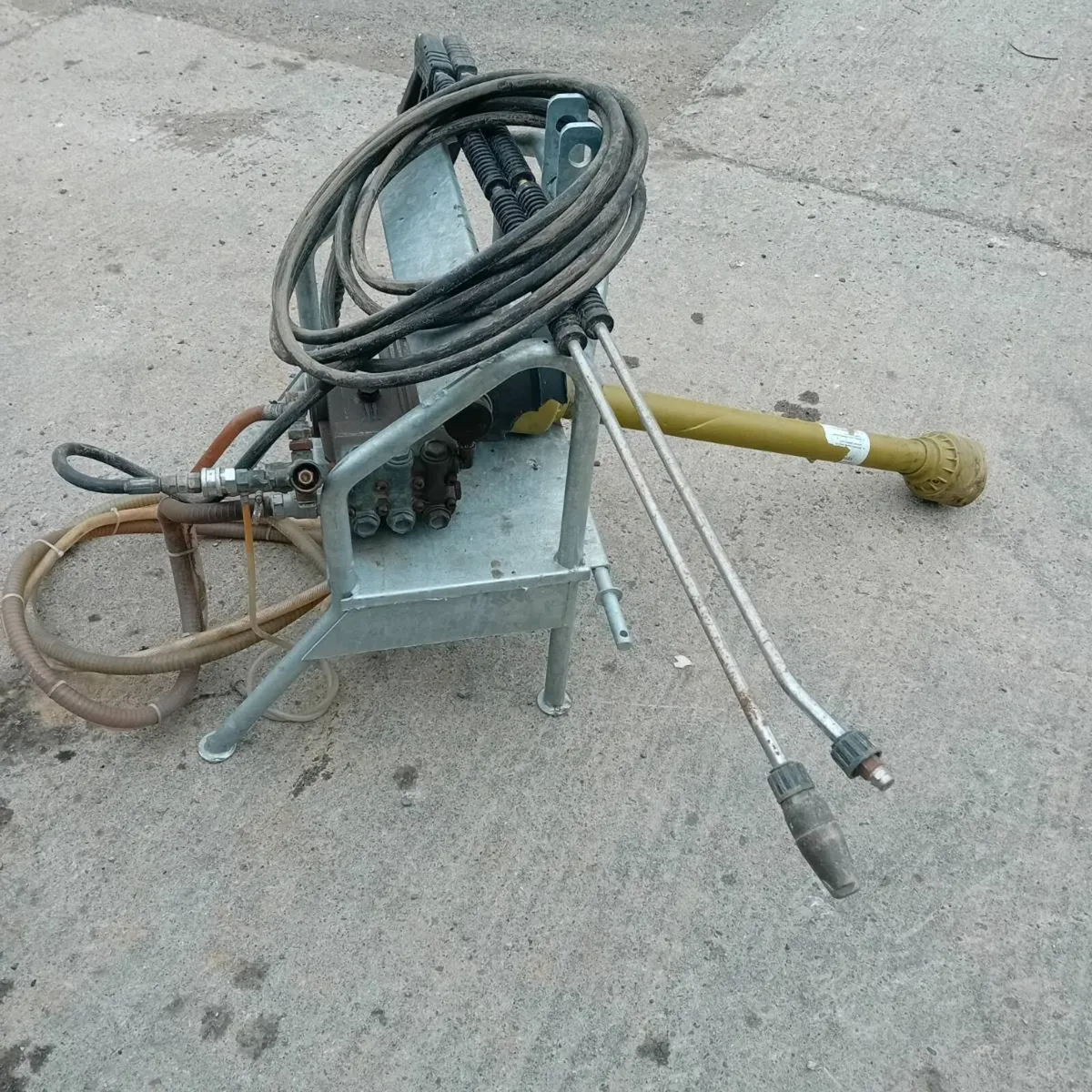 John deere grain pan,hawk powerwasher, brackets - Image 1