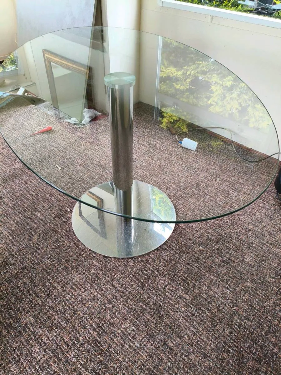 Beautiful oval glass table, like new ,can deliver - Image 1
