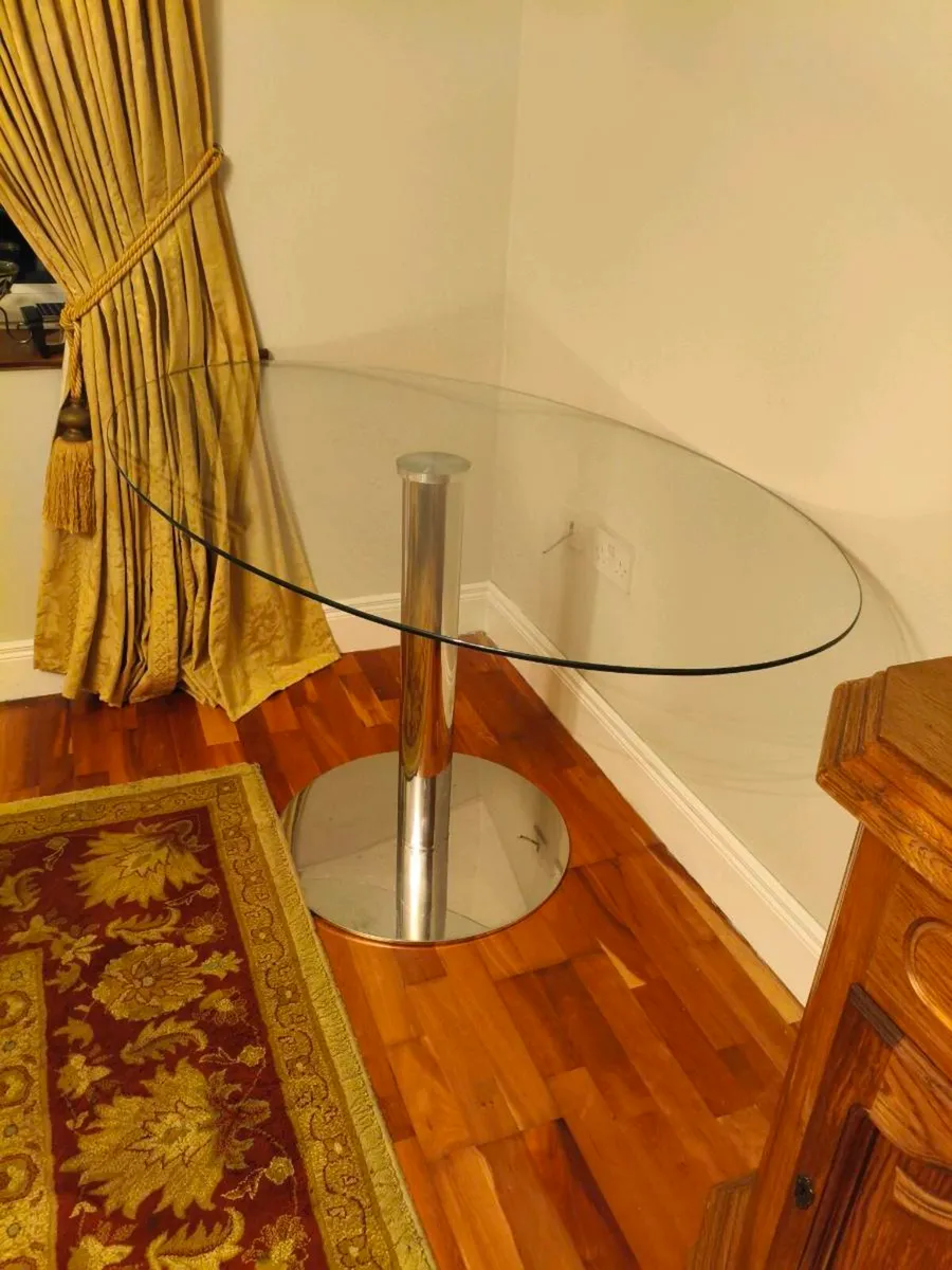 Beautiful oval glass table, like new ,can deliver - Image 3