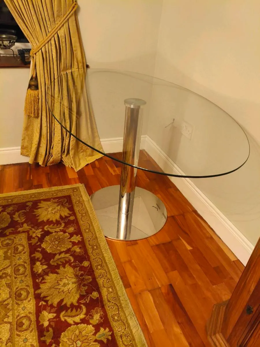Beautiful oval glass table, like new ,can deliver - Image 4