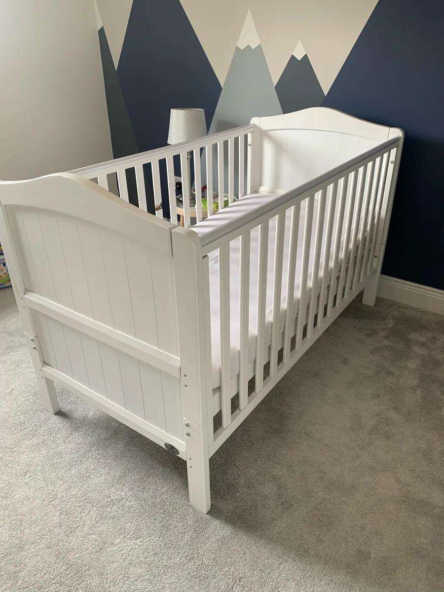 Collection of newborn items - Image 3