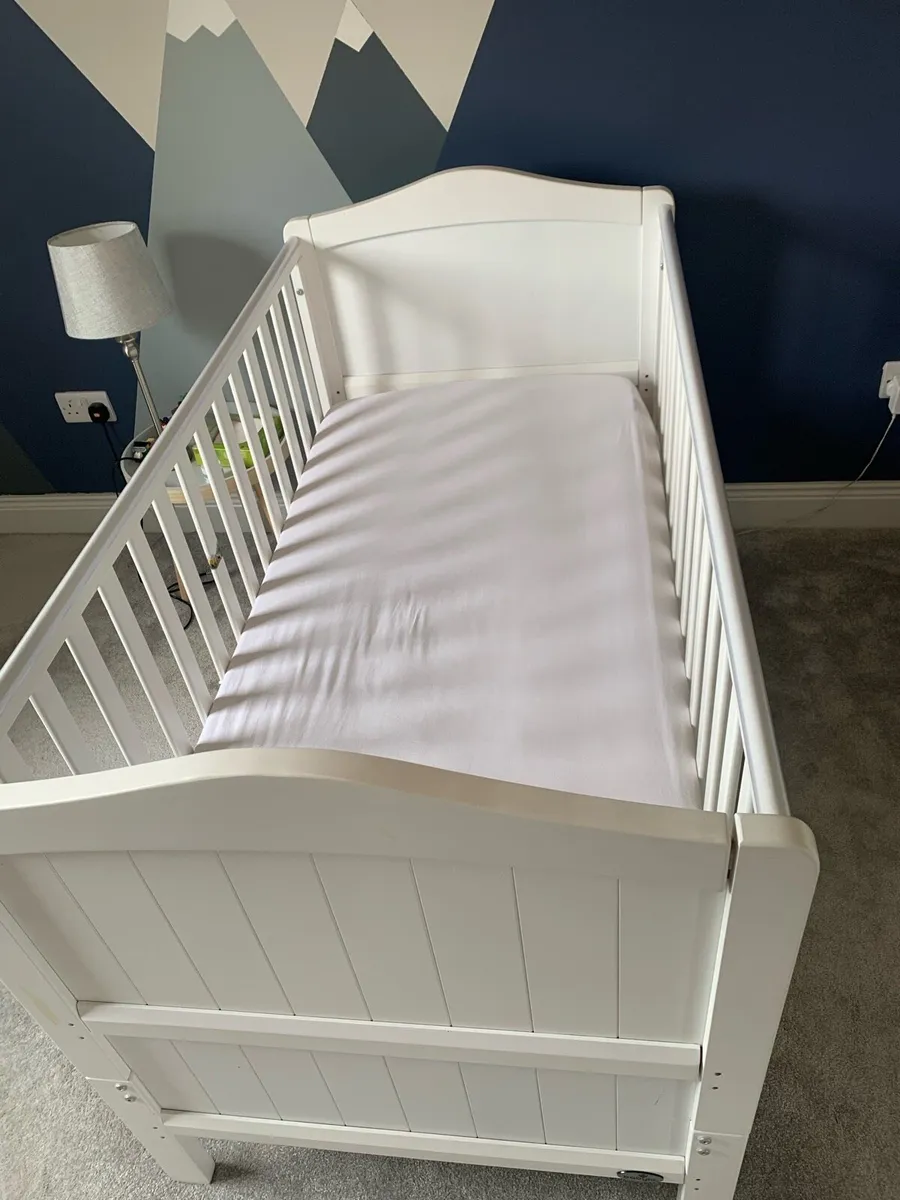 Collection of newborn items - Image 4