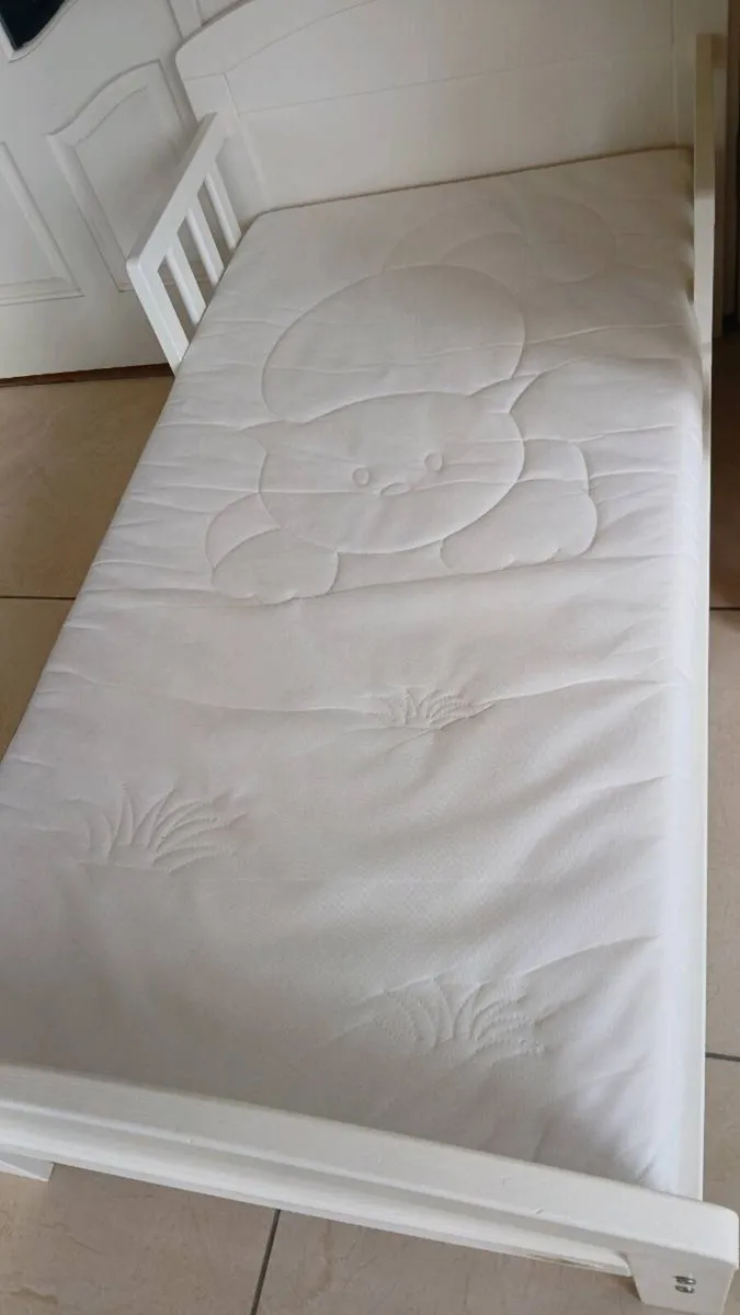 Toddler bed. + mattress. - Image 1