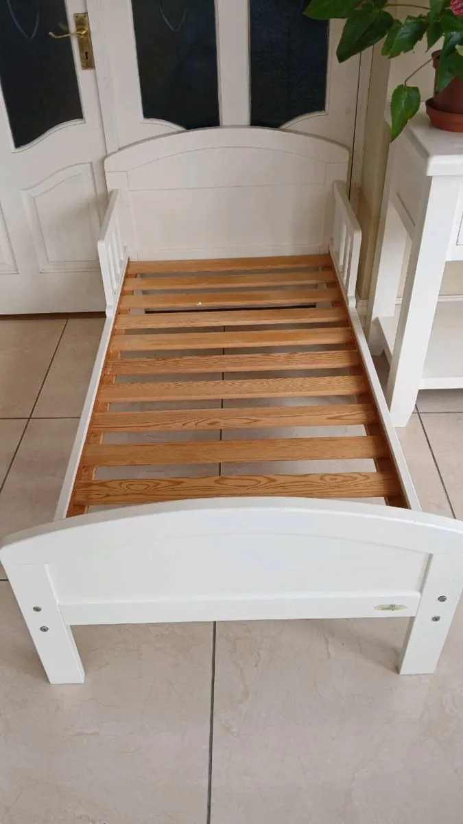 Toddler bed. + mattress. - Image 2
