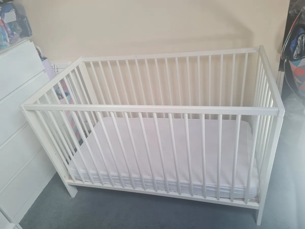 Cot, mattess and bedding - Image 1