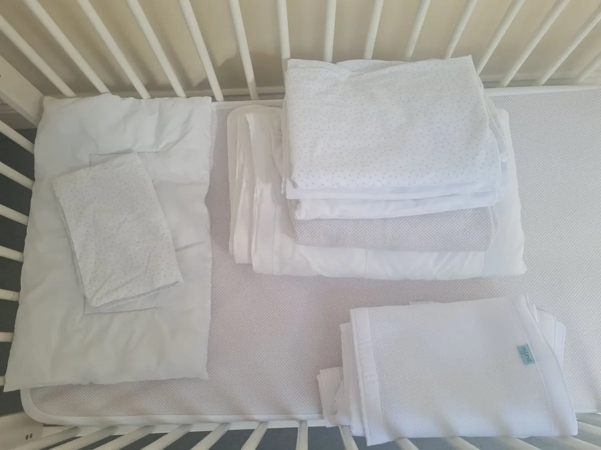 Cot, mattess and bedding - Image 2
