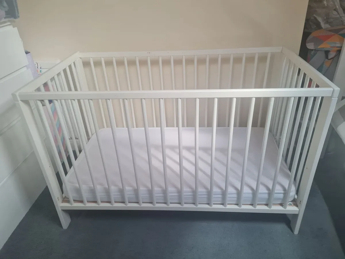 Cot, mattess and bedding - Image 3