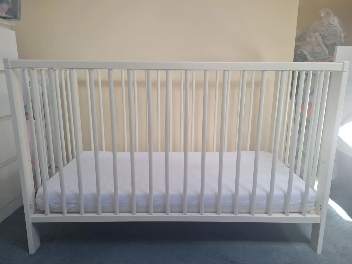 Cot, mattess and bedding - Image 4