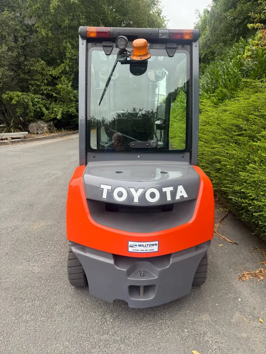 Forklift - Image 3