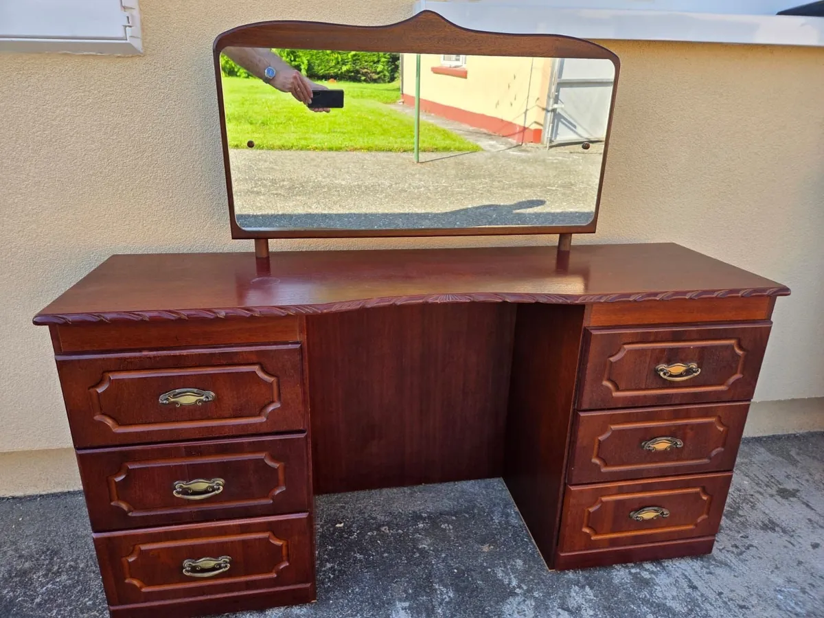 Mahogany dresser with 6 drawers and mirror - Image 1