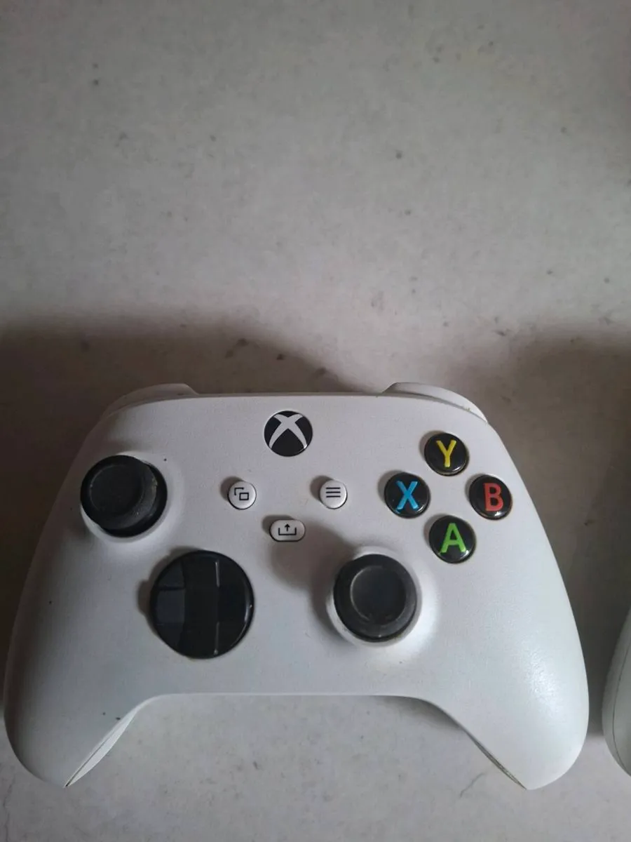 2 xbox Controllers - Image 1