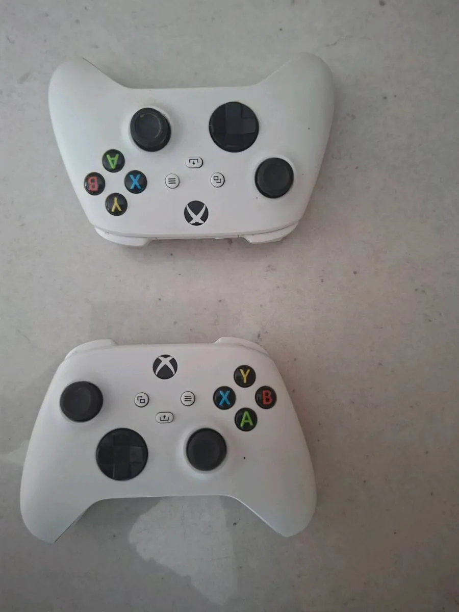 2 xbox Controllers - Image 2