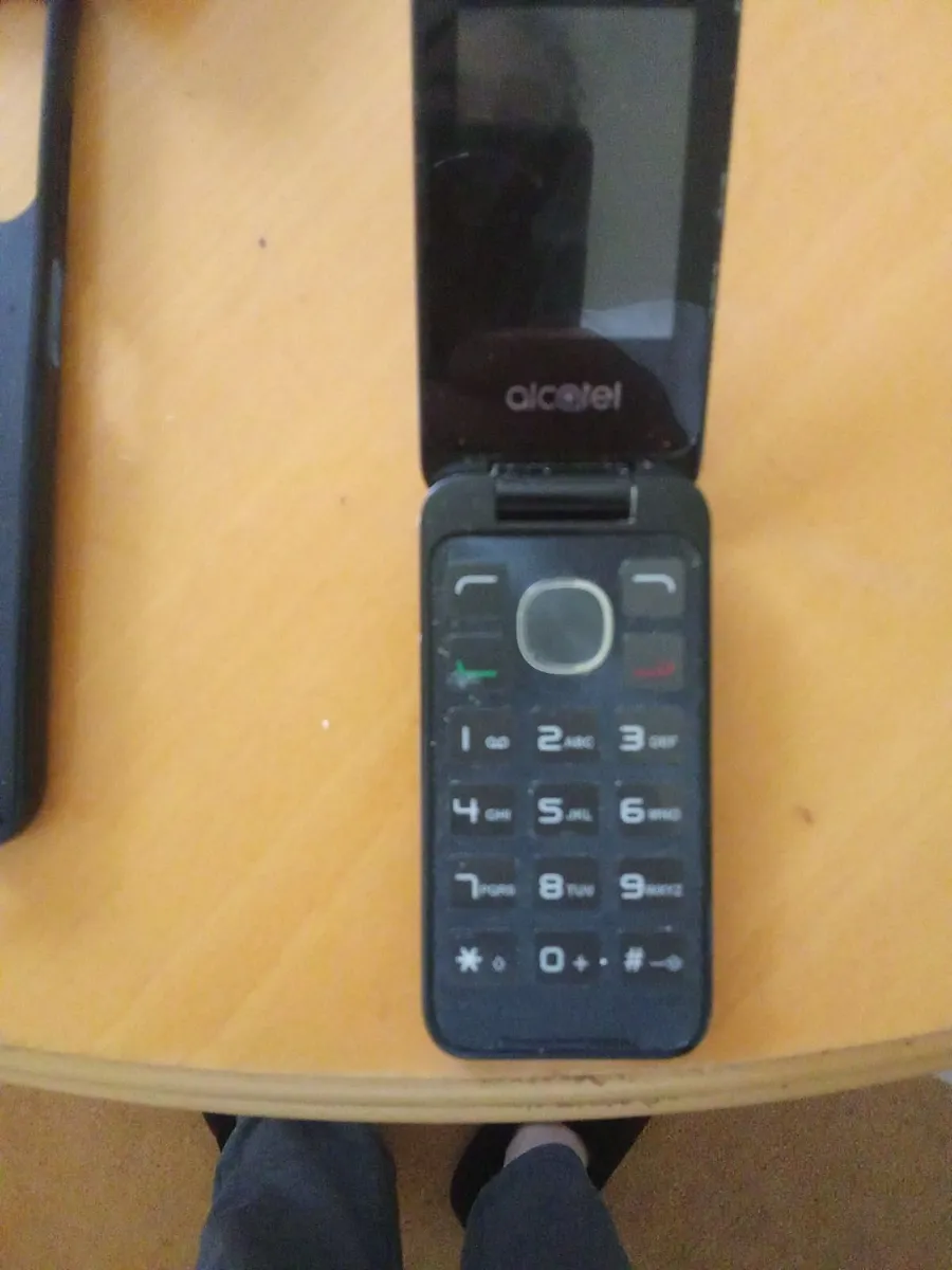 Alcatel flip phone unlocked to all networks - Image 1