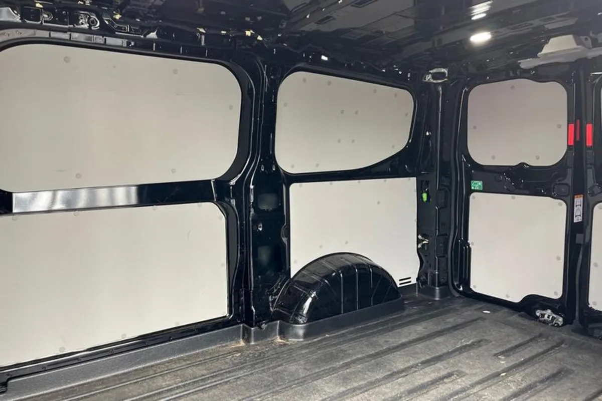 Ford Transit Custom 320 Limited AUTO L1 SWB FWD 2. - Image 4
