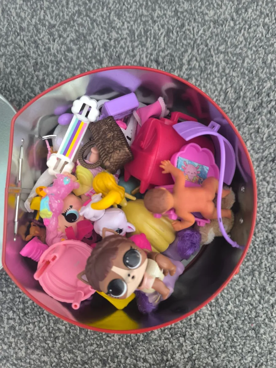 Doll house with Barbie's - Image 3