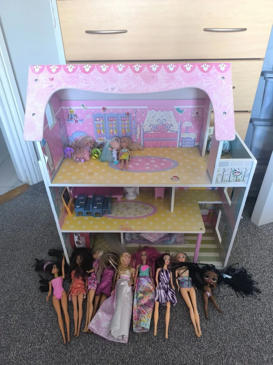 Doll house with Barbie's - Image 1