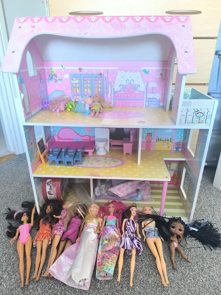 Doll house with Barbie's - Image 4