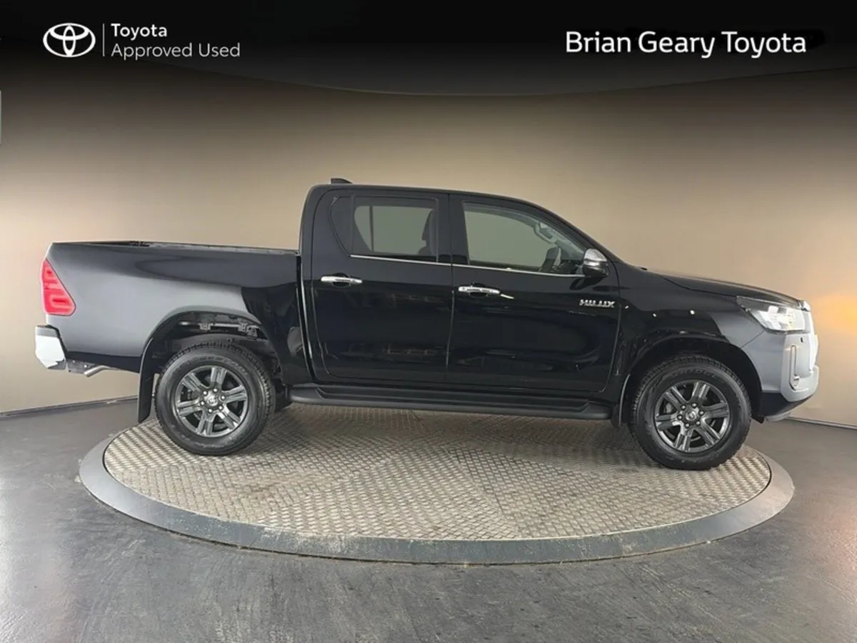 Toyota Hilux 2.8 SR5 Manual (New) 262 Black Met - Image 3