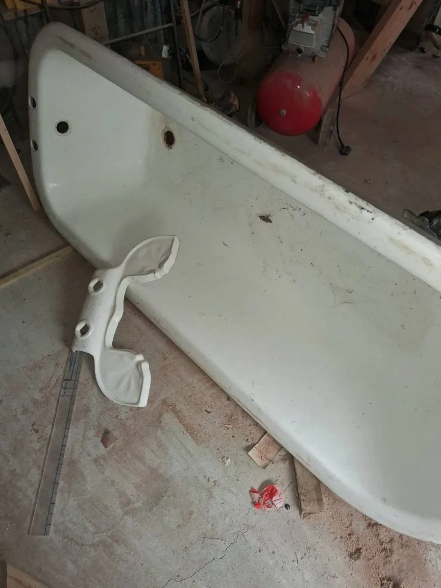 Cast iron bath - Image 1