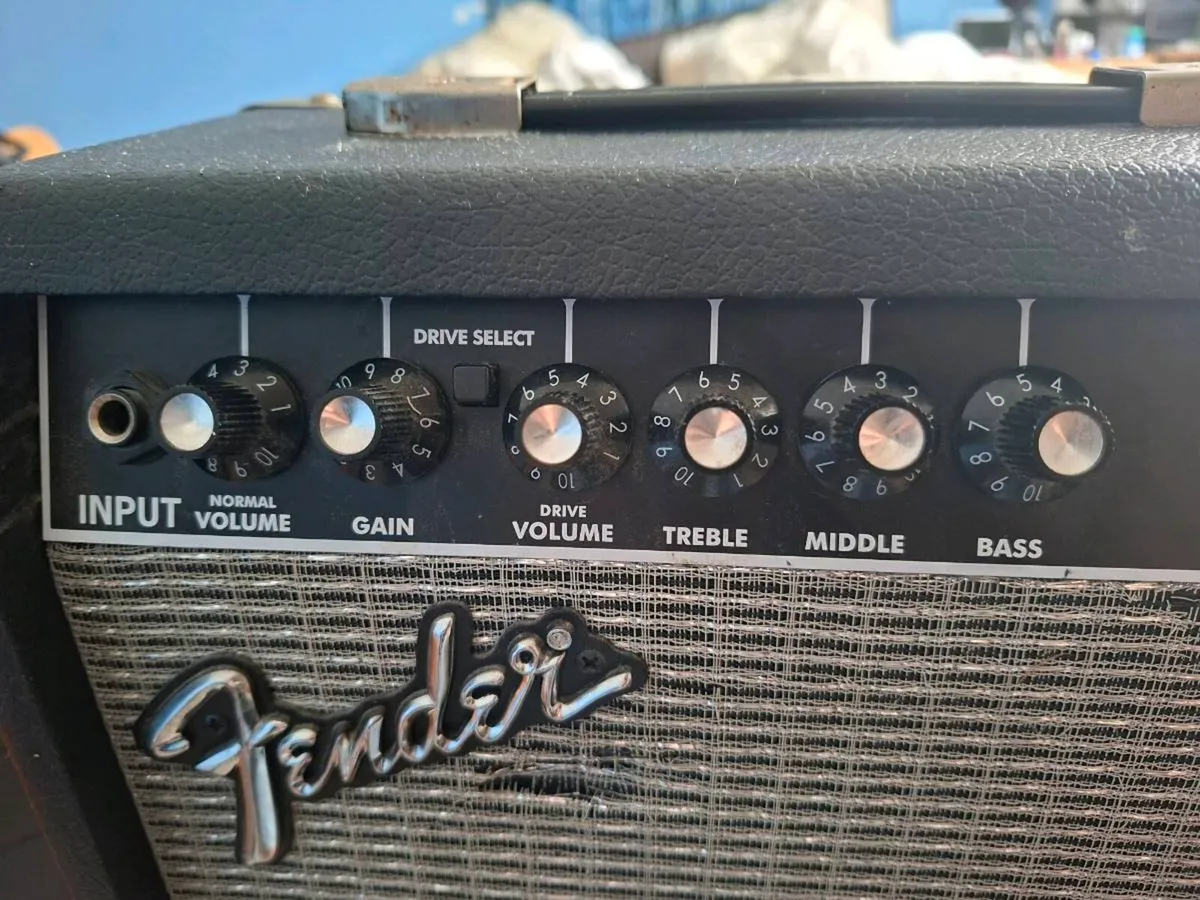 Fender Frontman 15g Series 2-Channel Guitar Amp - Image 2