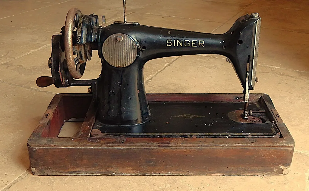 Vintage Singer Hand-Crank Sewing Machine - Image 1