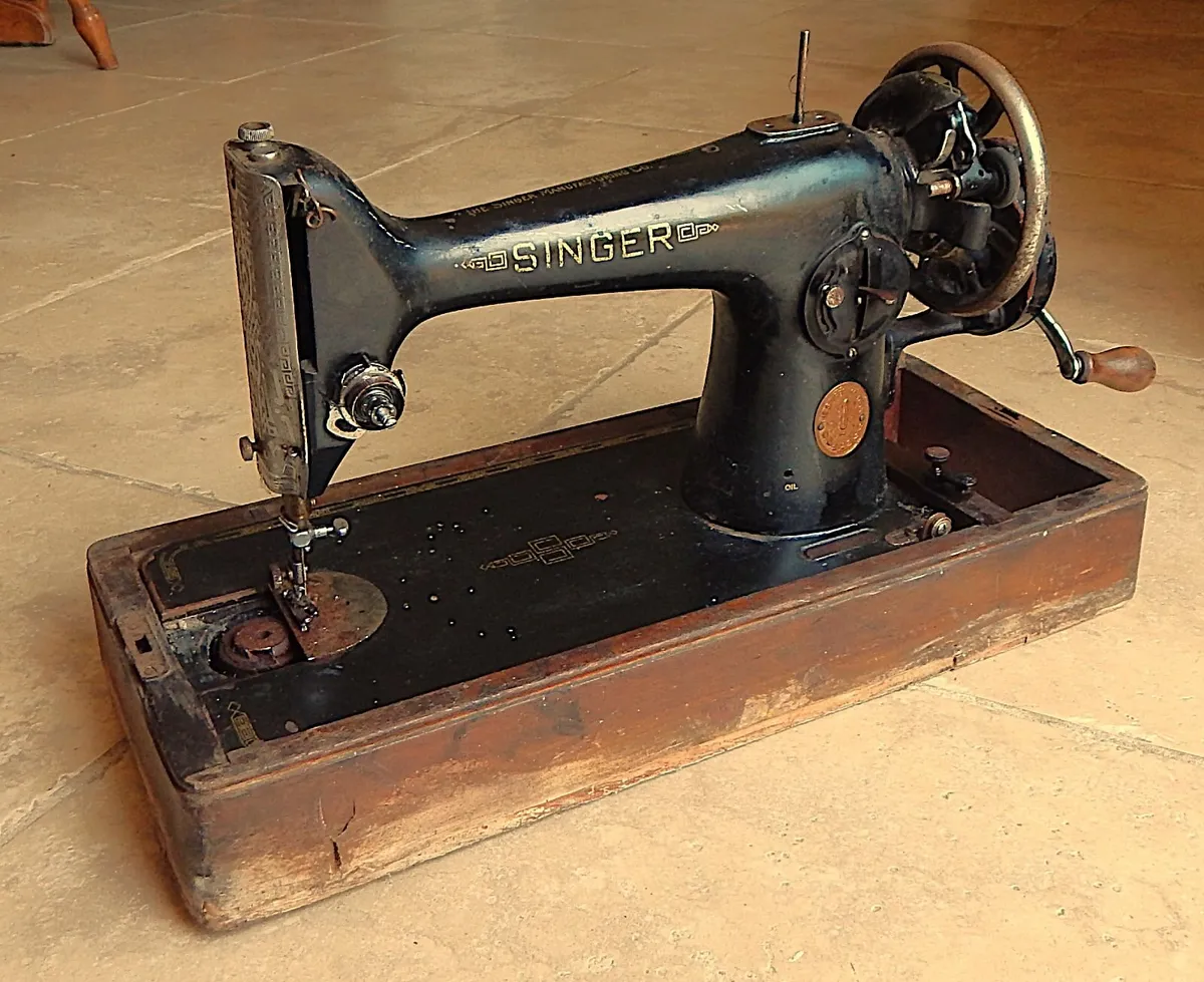 Vintage Singer Hand-Crank Sewing Machine - Image 3