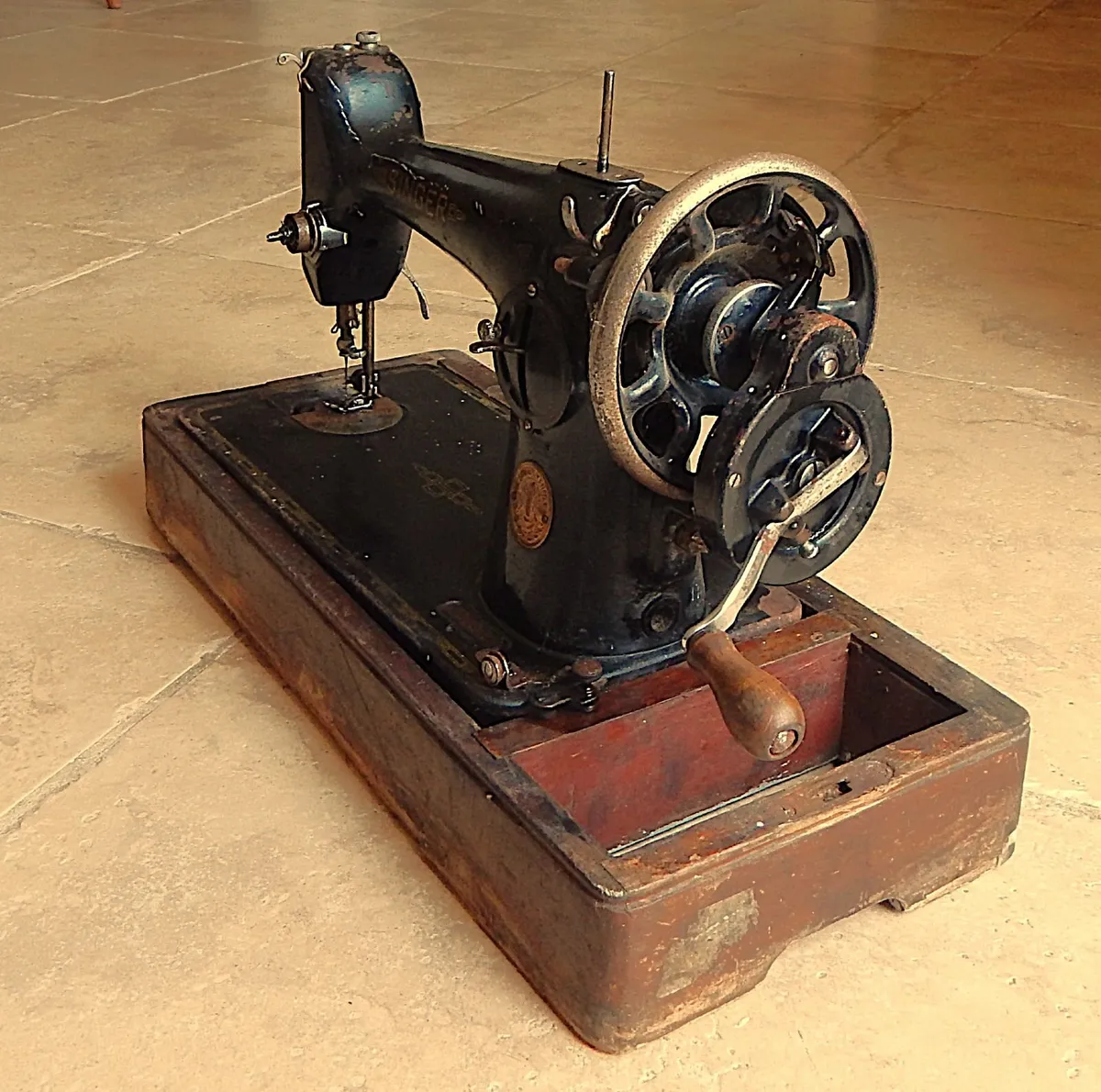 Vintage Singer Hand-Crank Sewing Machine - Image 2