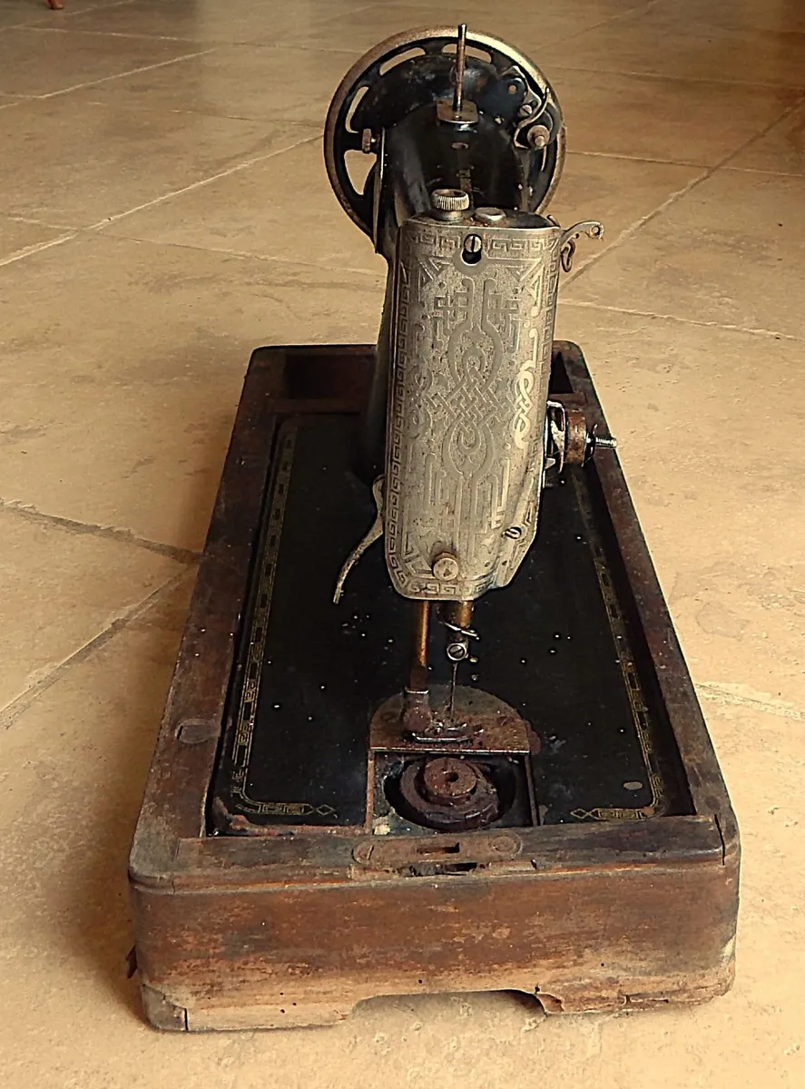Vintage Singer Hand-Crank Sewing Machine - Image 4
