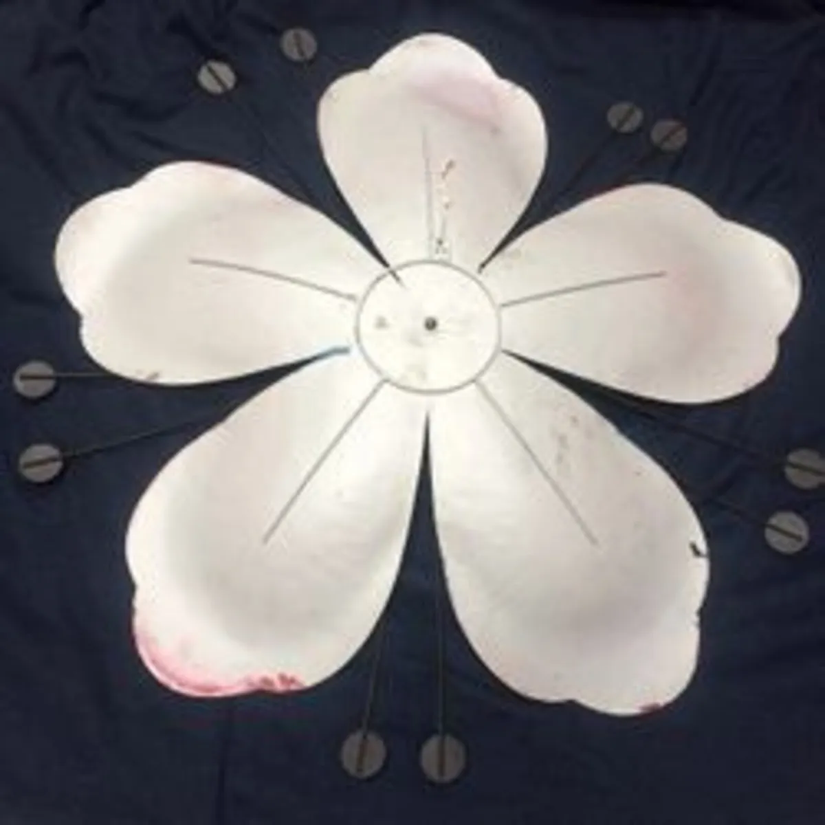 Decorative metallic flower light reflecting effect - Image 2