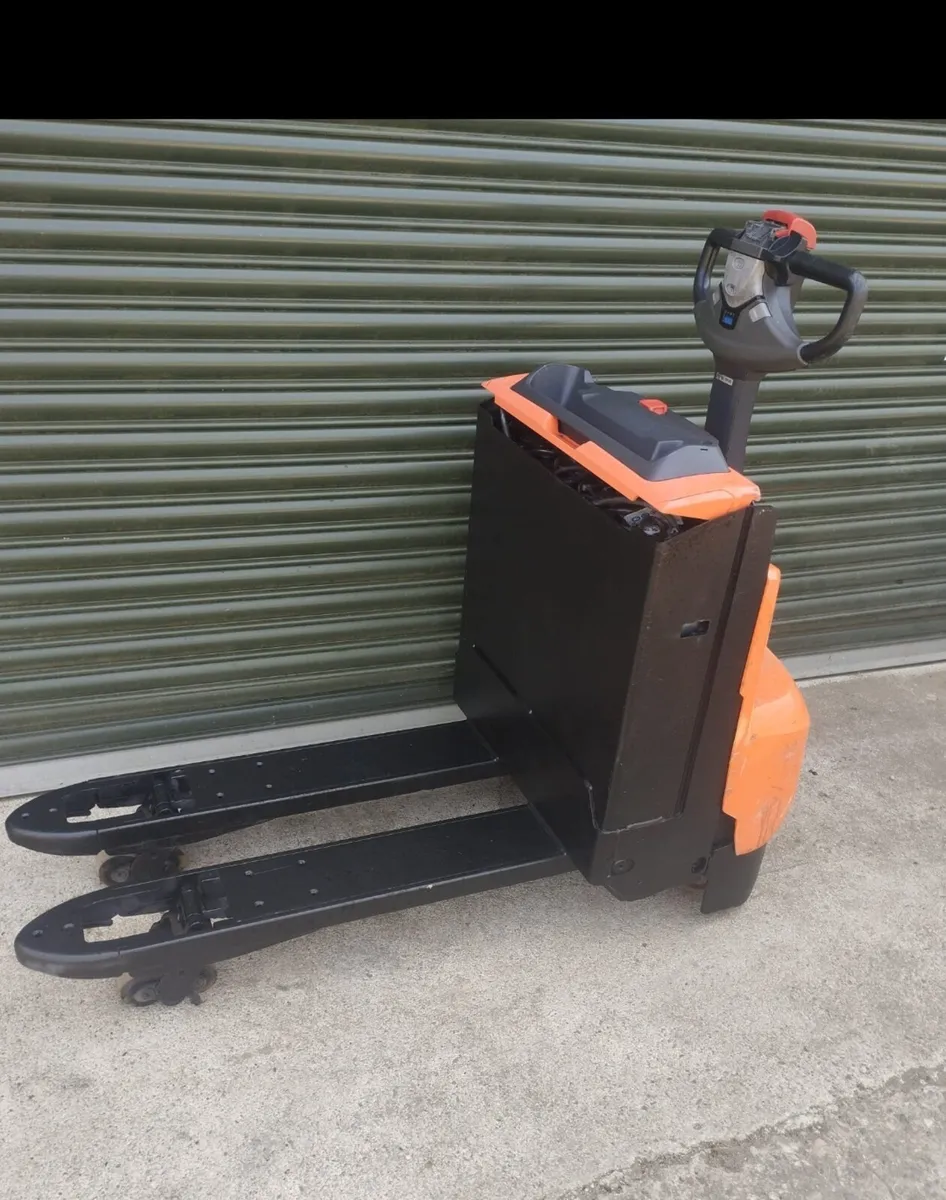 Toyota pallet truck 1.8 ton - Image 1