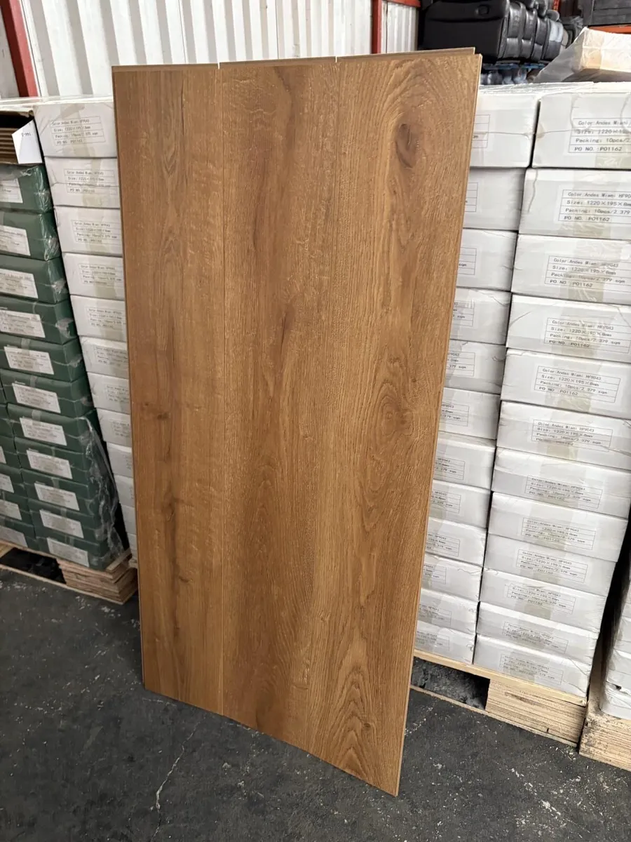 Brand new laminted flooring - Image 4