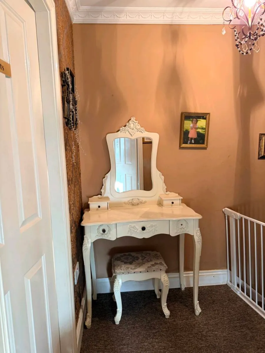 Makeup desk - Image 2