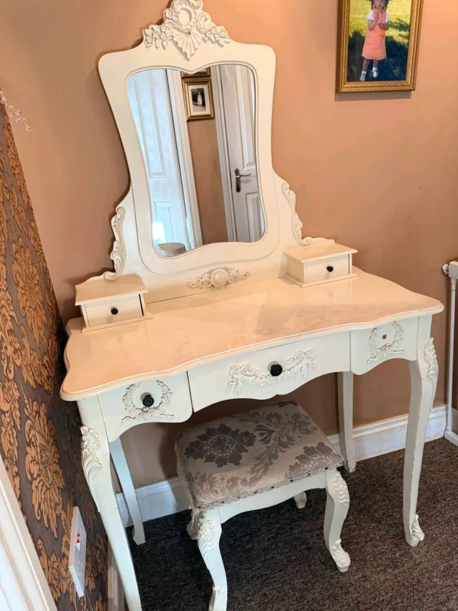 Makeup desk - Image 1
