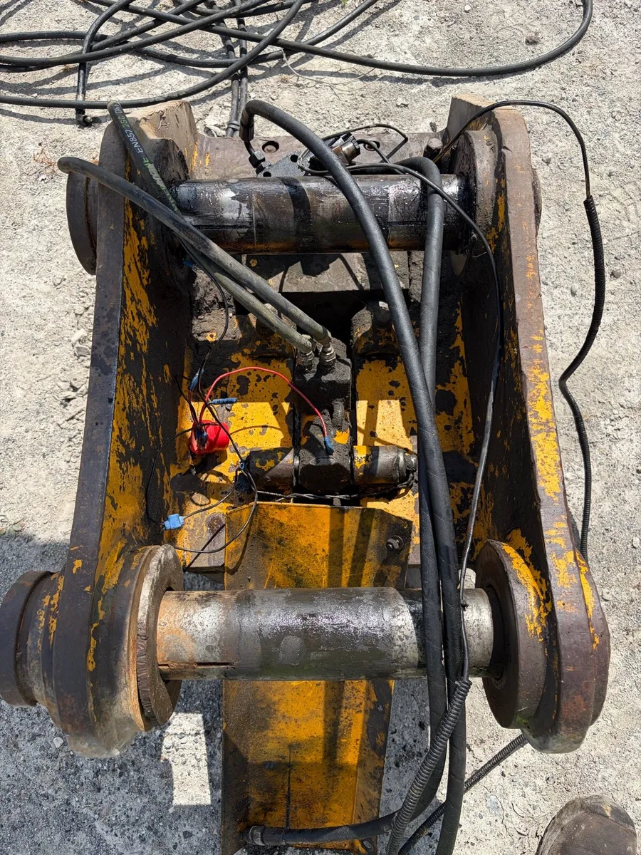20 TON HYDRAULIC QUICK HITCH JS220 - Image 3