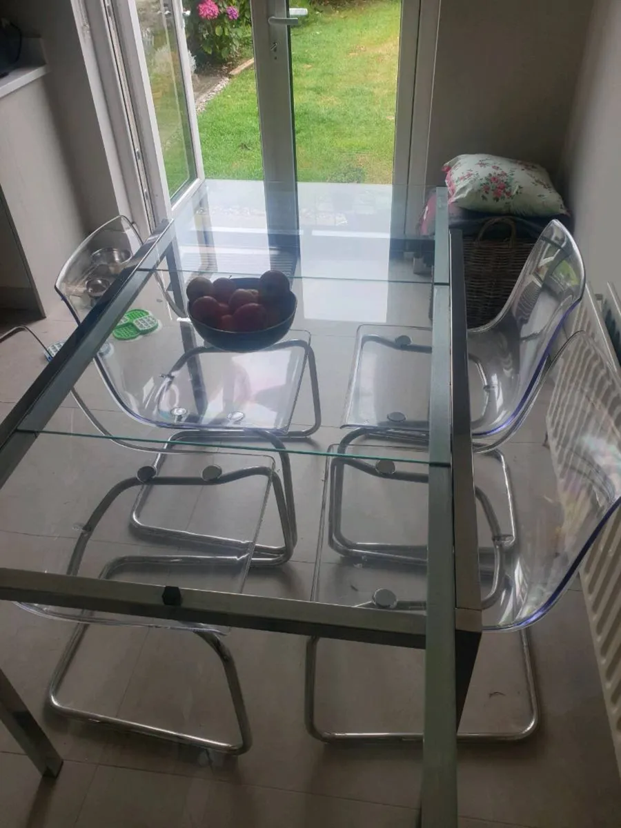 Dining table and chairs - Image 1