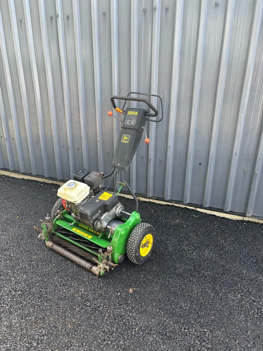 John Deere 220A greensmower - Image 2